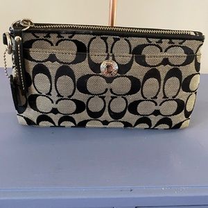 🌺Coach Signature makeup bag/ purse🌺